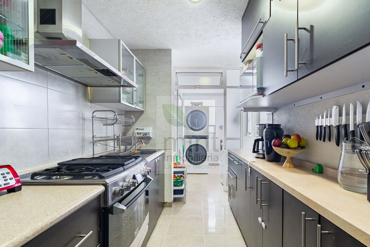 5 de 30: Cocina y Cómoda Área de Lavado Adyacente