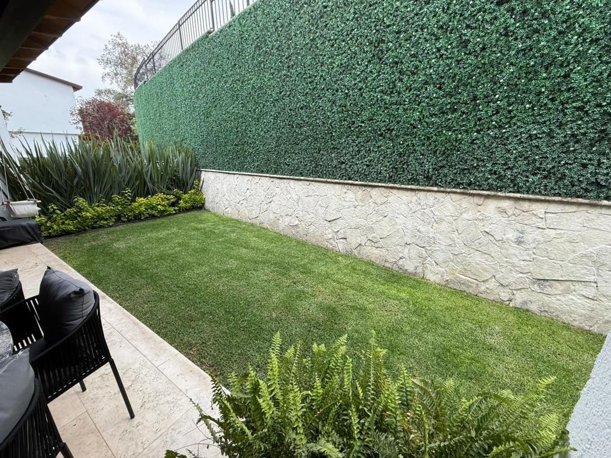 8 of 29: Jardín trasero