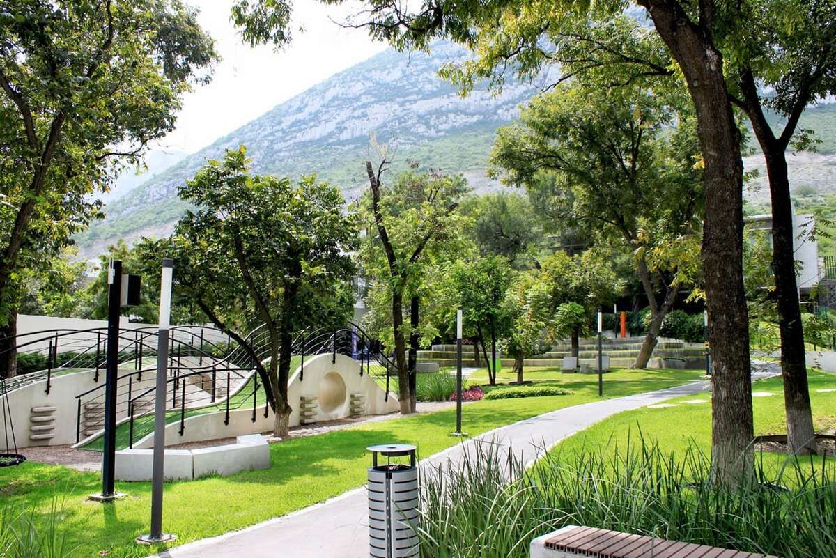 15 of 20: Juegos Infantiles