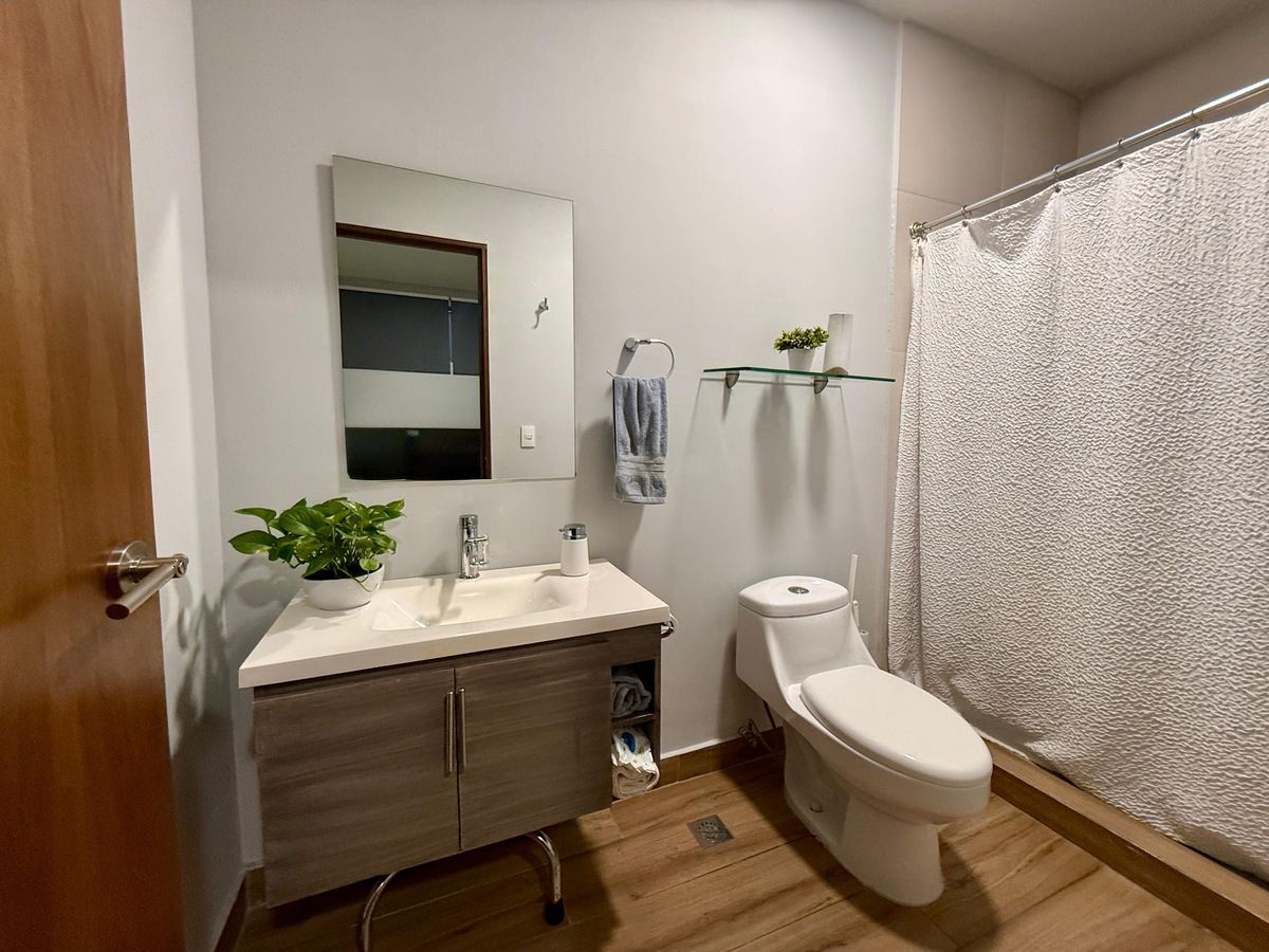 10 of 20: Baño Secundario