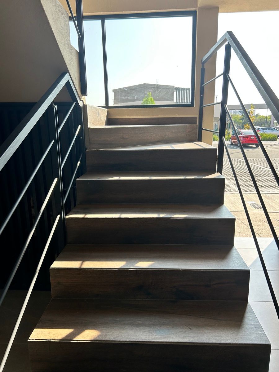 5 de 25: ESCALERAS PARA LLEGAR DE PLANTA BAJA AL DEPA EN  1ER NIVEL