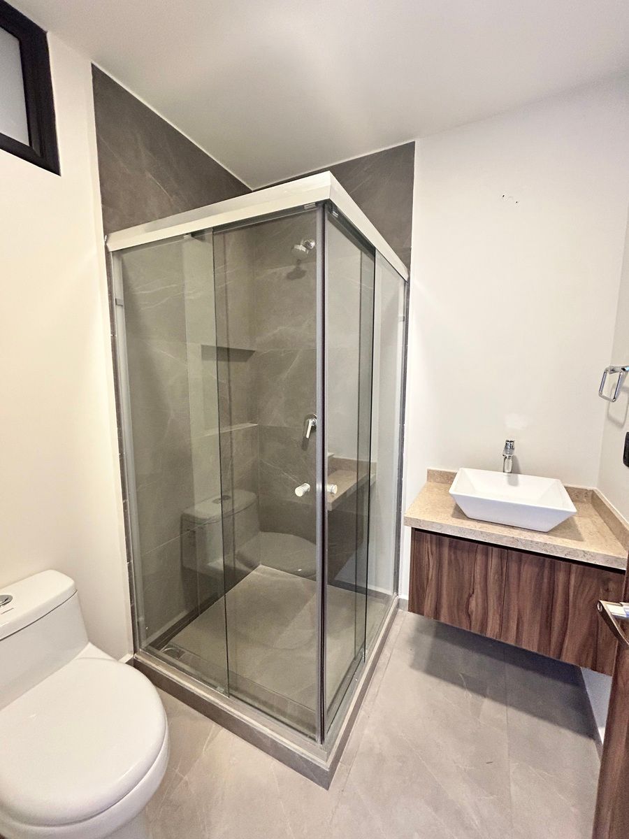 10 de 25: BAÑO COMPLETO AFUERA DE HABITACION 1