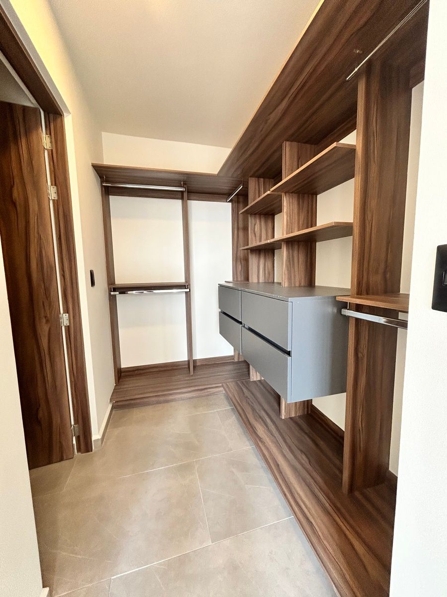 16 de 25: CLOSET ABIERTO HABITACION PRINCIPAL