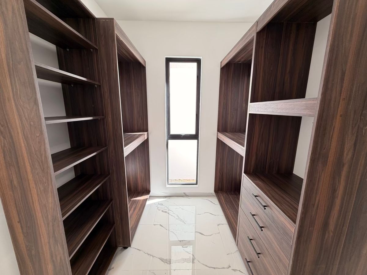 11 de 23: Closet Vestidor Recámara Planta Baja