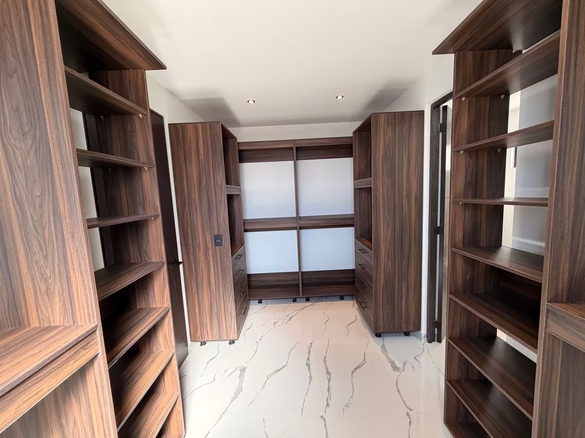 16 de 23: Closet Vestidor Recámara Principal