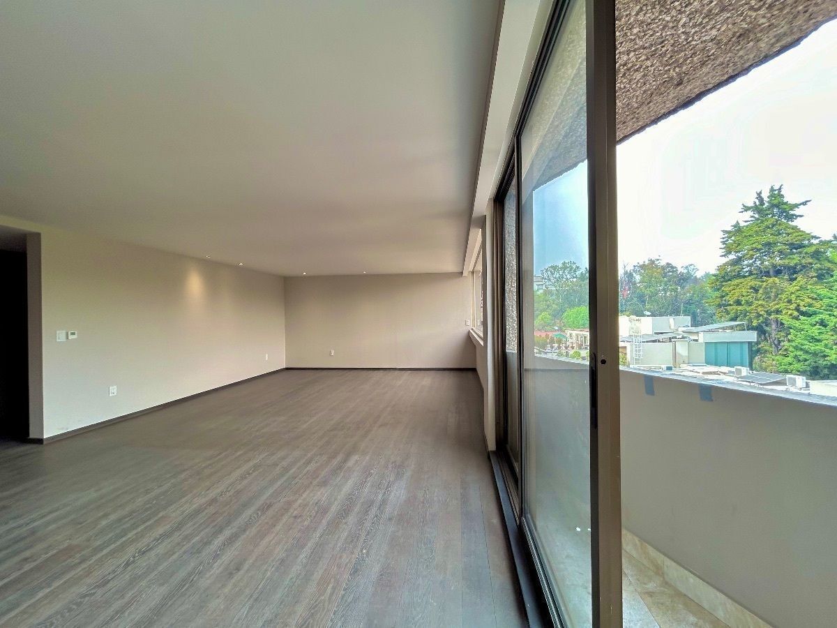 3 de 14: Estancia privada con salida a una pequeña terraza