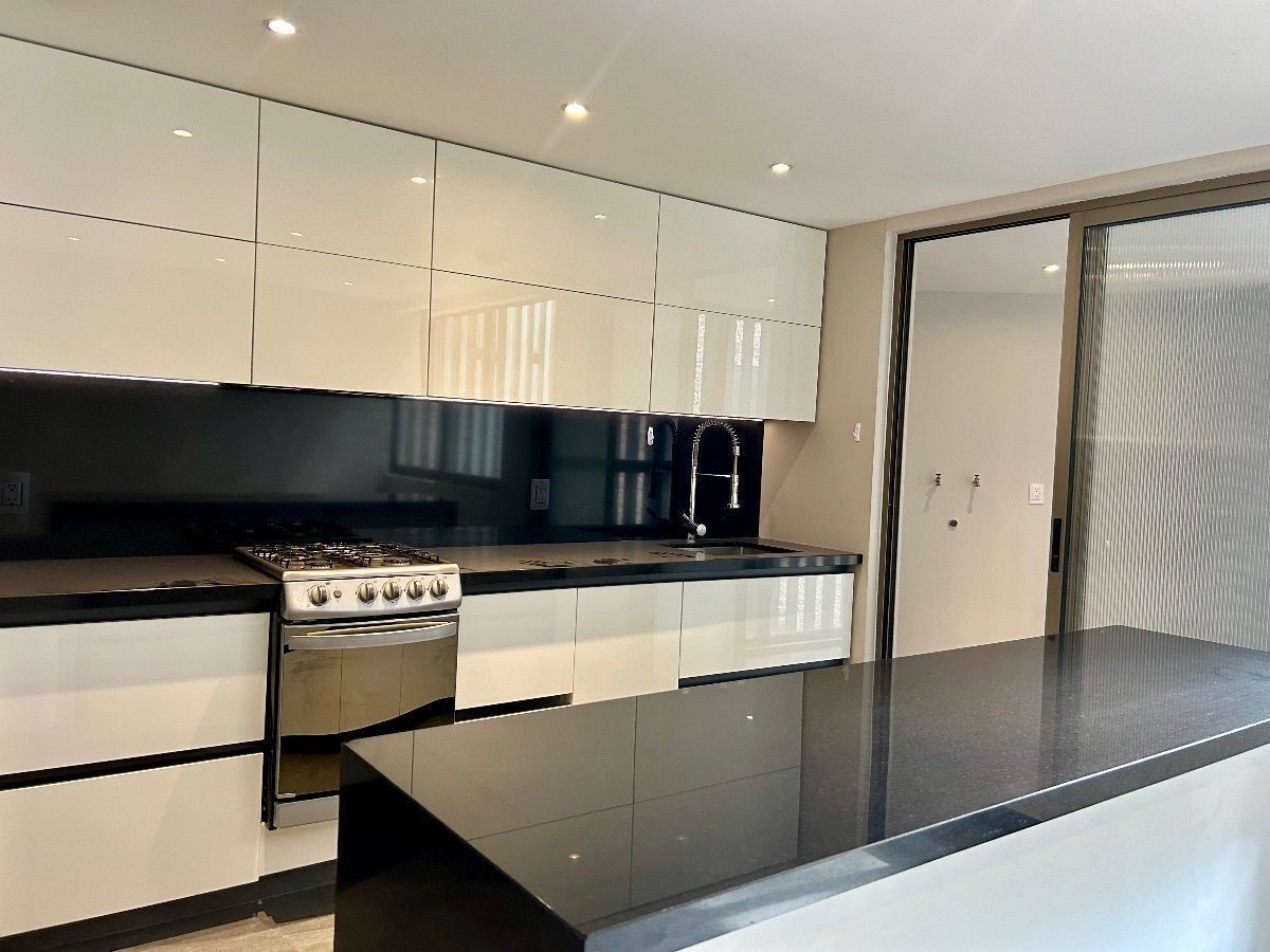 3 of 14: Cocina amplia con isla  y grandes gabinetes para almacenar