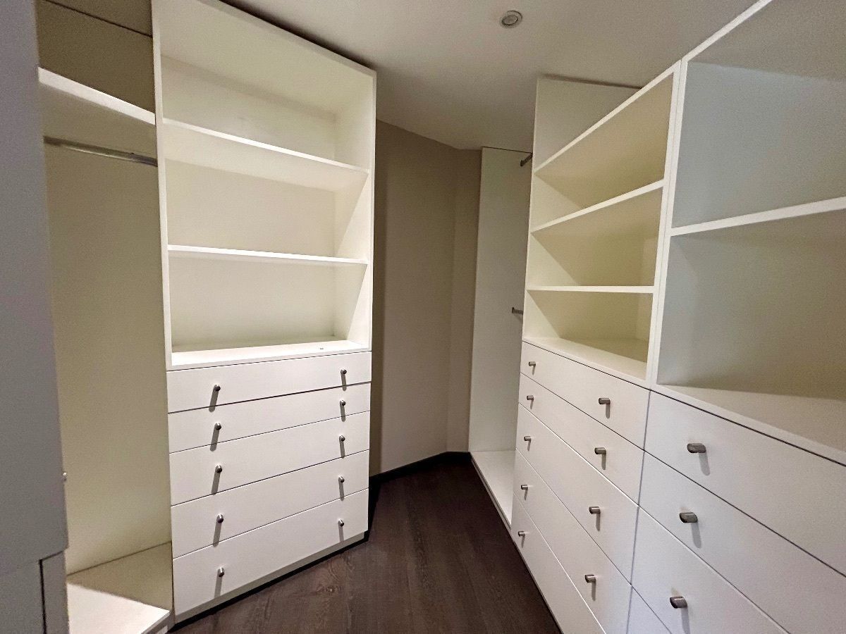 9 de 14: amplio vestidor con varios cajones