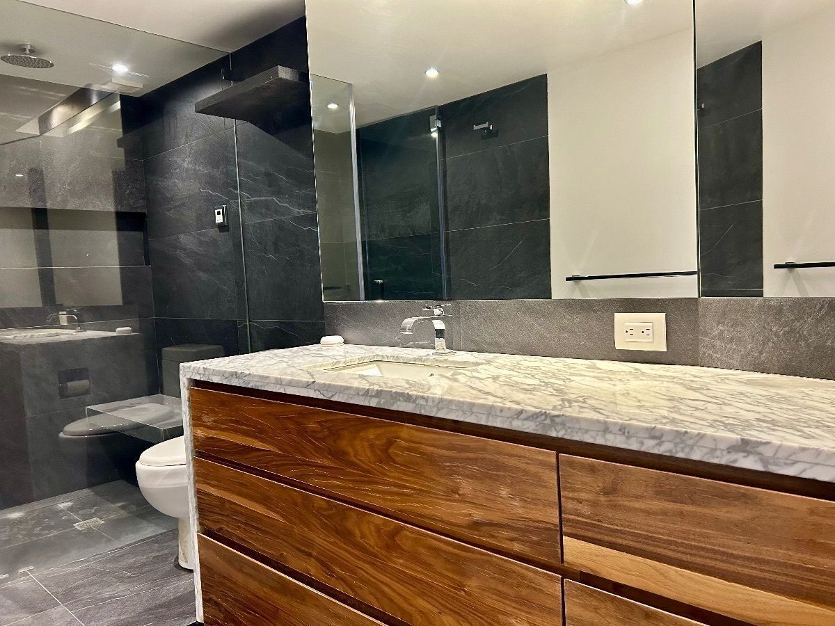 12 de 14: Baño con ducha y acabados elegantes