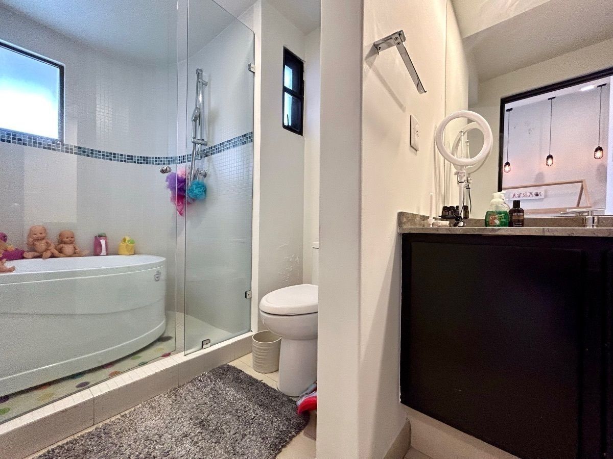 12 of 33: Baño con tina