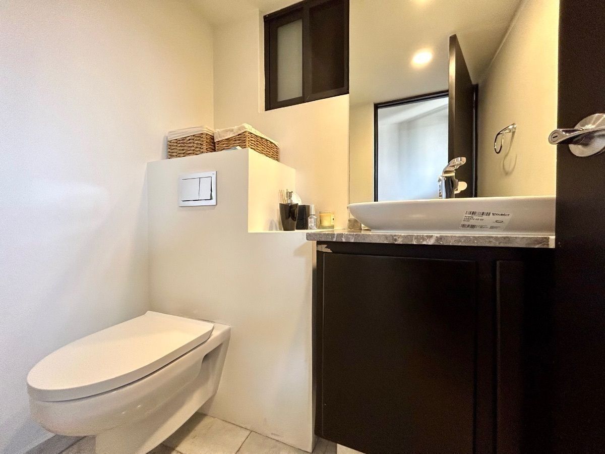 14 of 33: Medio baño