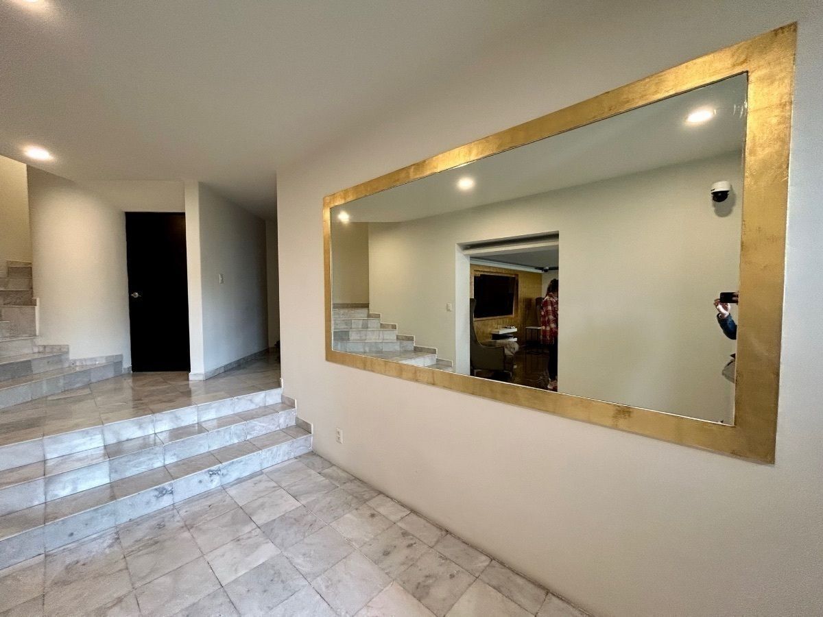 16 de 33: Vestíbulo con espejo decorativo