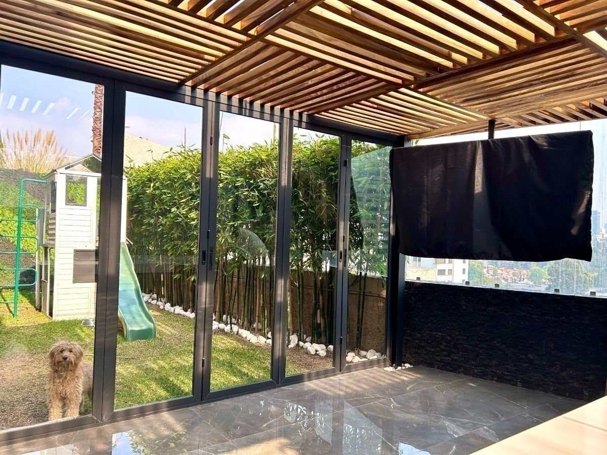 19 of 33: Terraza techada con jardín