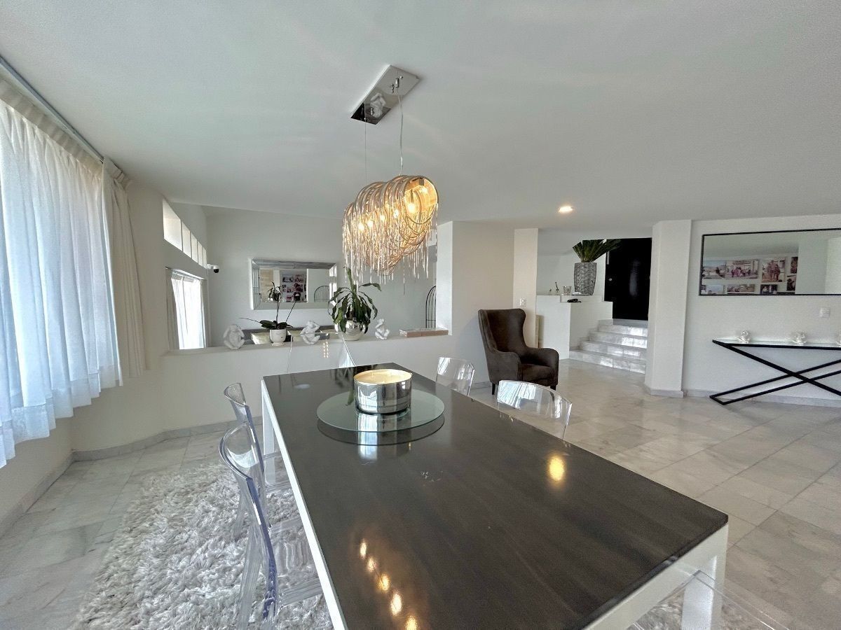 22 of 33: Comedor principal con excelente iluminación