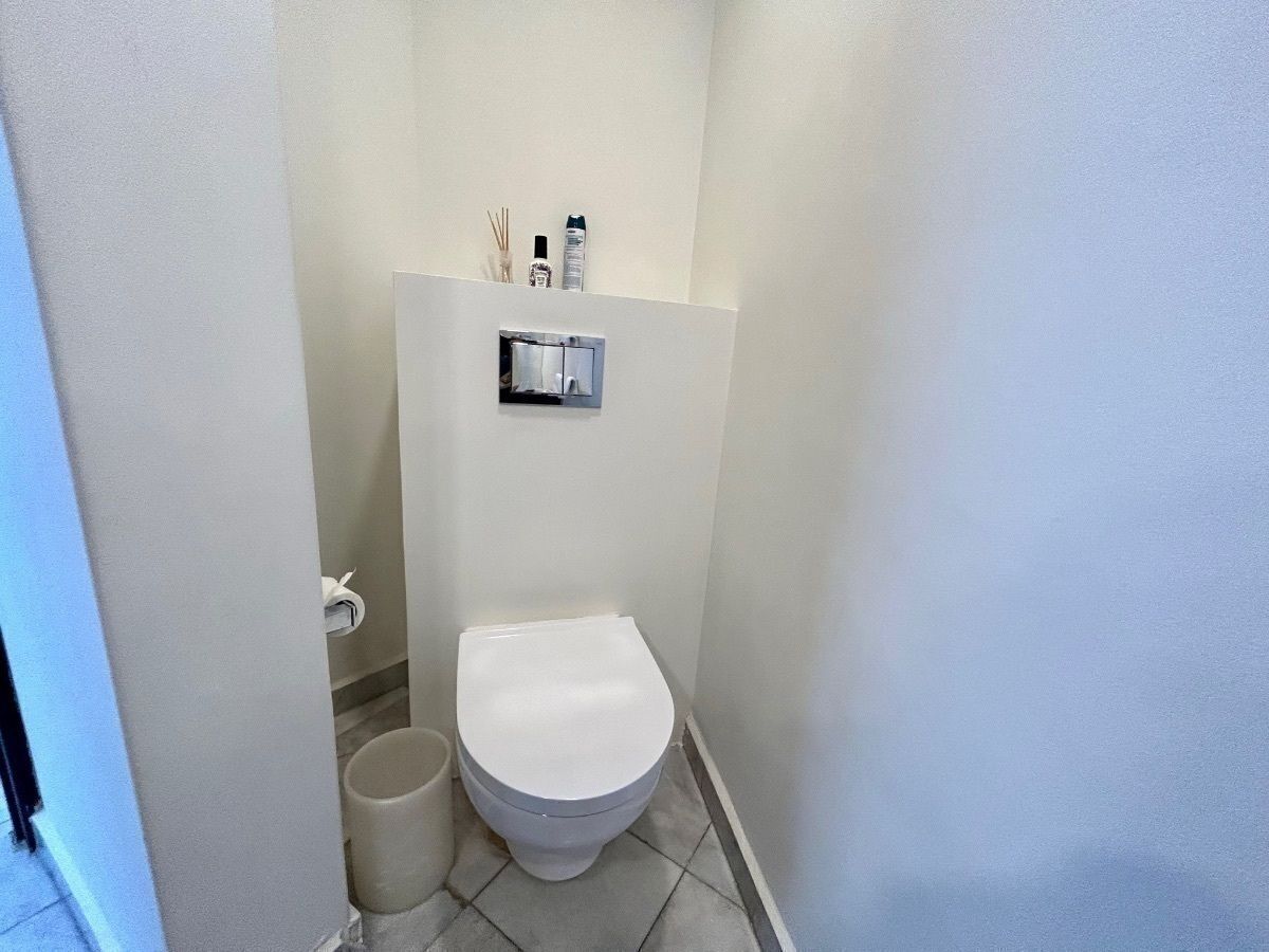 23 of 33: Medio baño