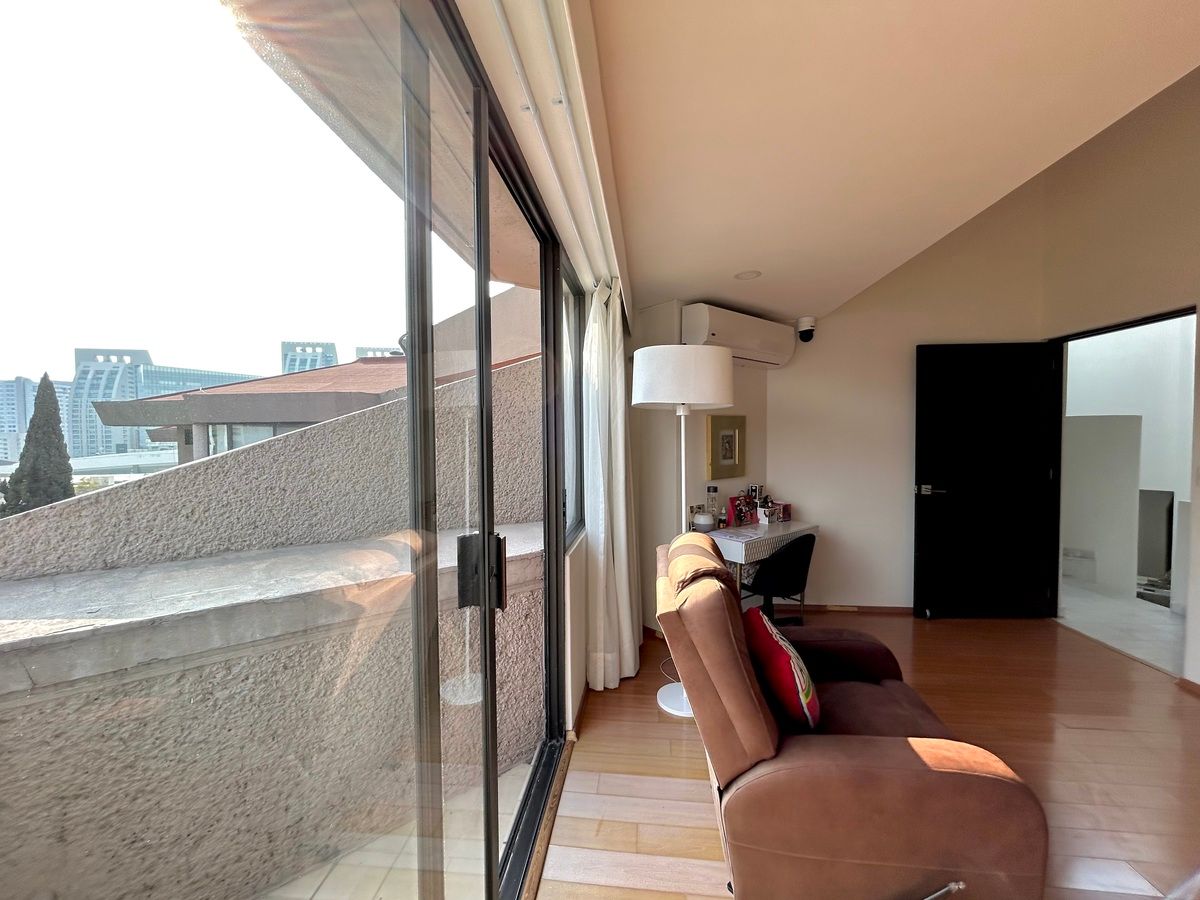 25 de 33: Estancia privada con salida a una terraza