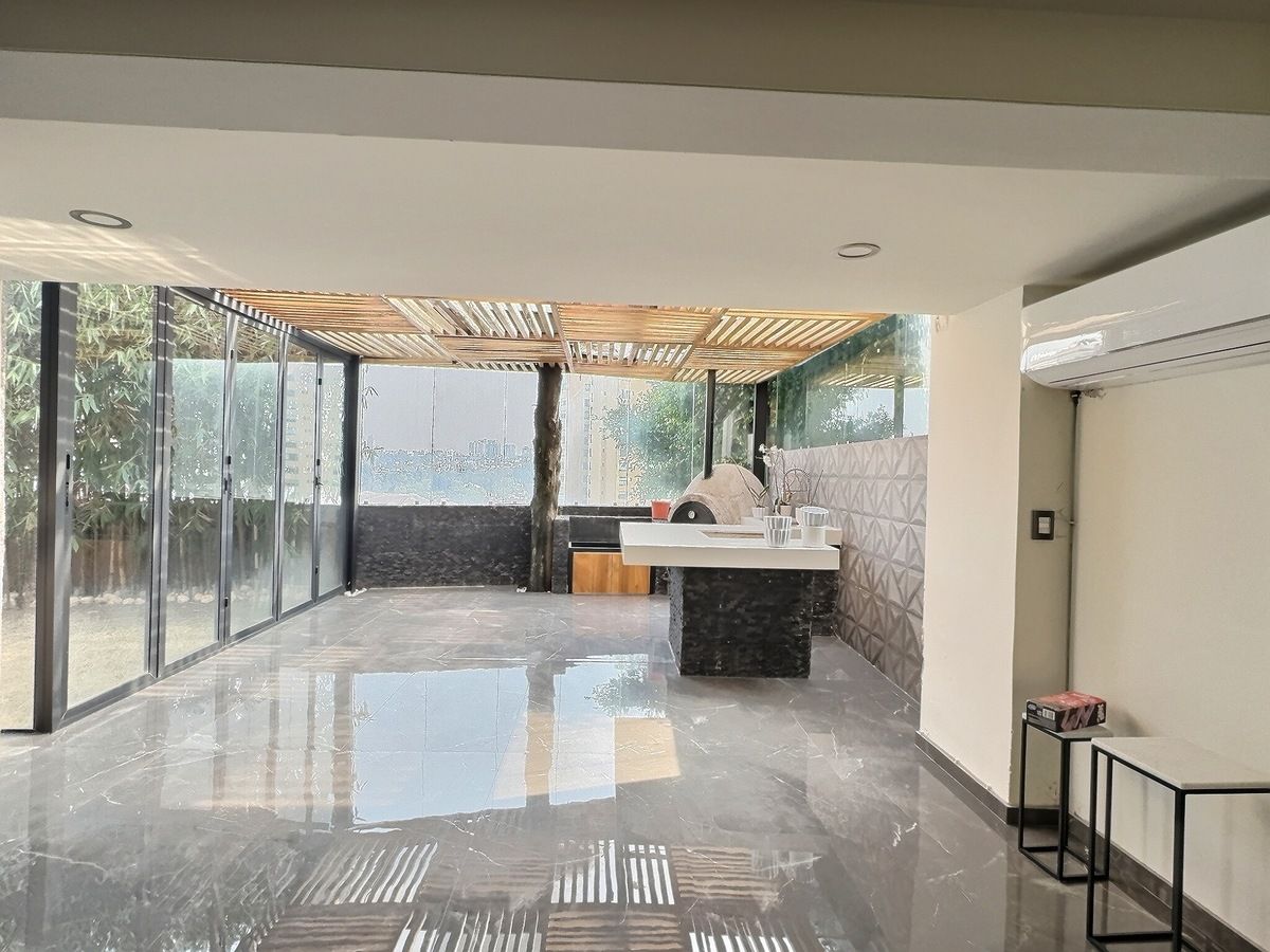 27 de 33: Amplia terraza techada con asador y acceso al jardín privado