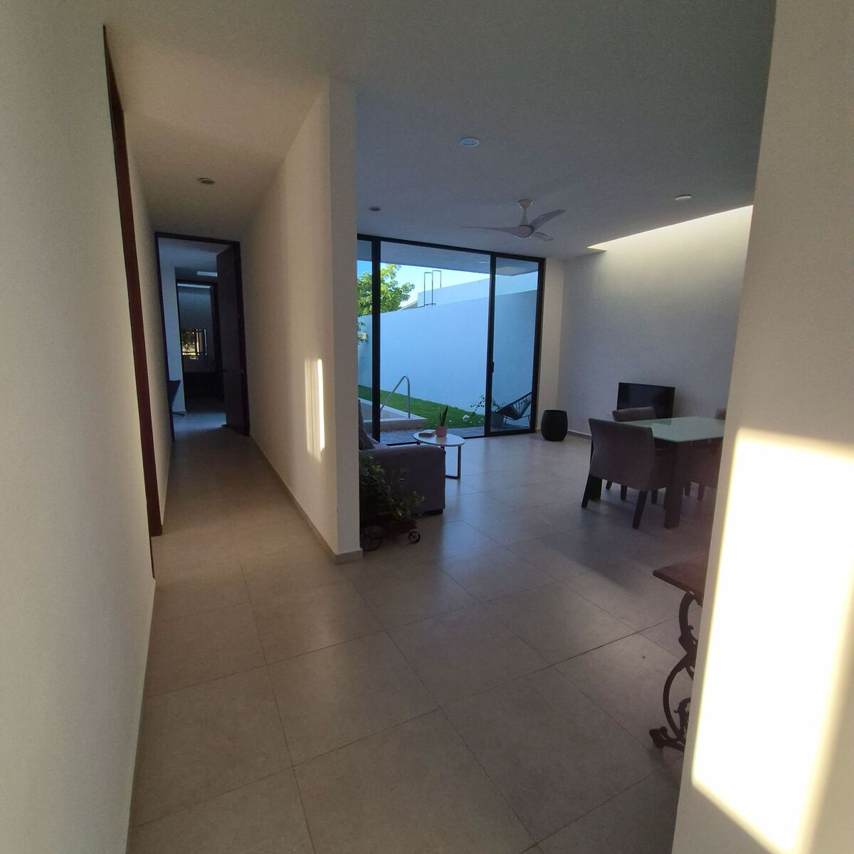 2 of 11: Pasillo de entrada