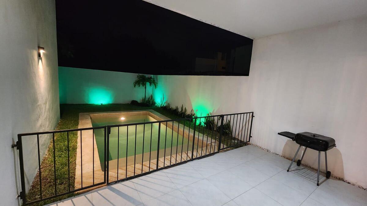 12 of 16: Terraza y Alberca