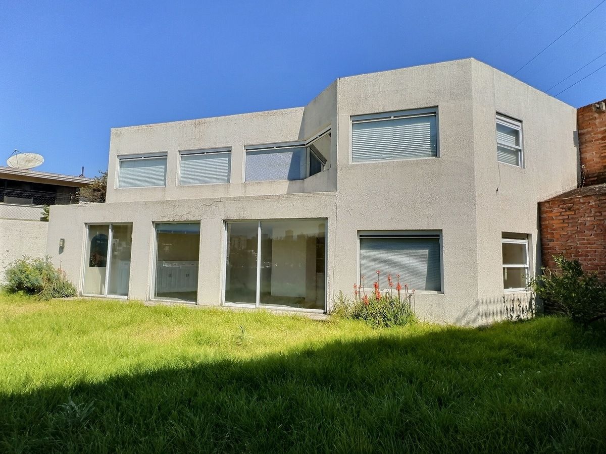 2 of 28: Fachada de la casa