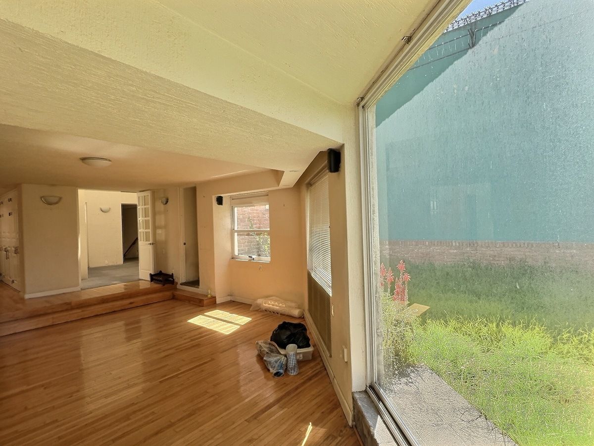 6 of 28: Amplia estancia con piso de madera con vista al jardín