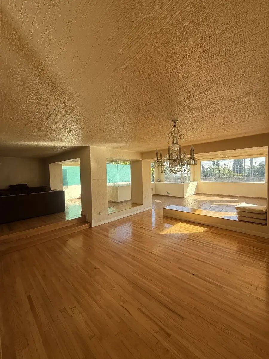 17 of 28: Amplia sala comedor con excelente iluminación natural