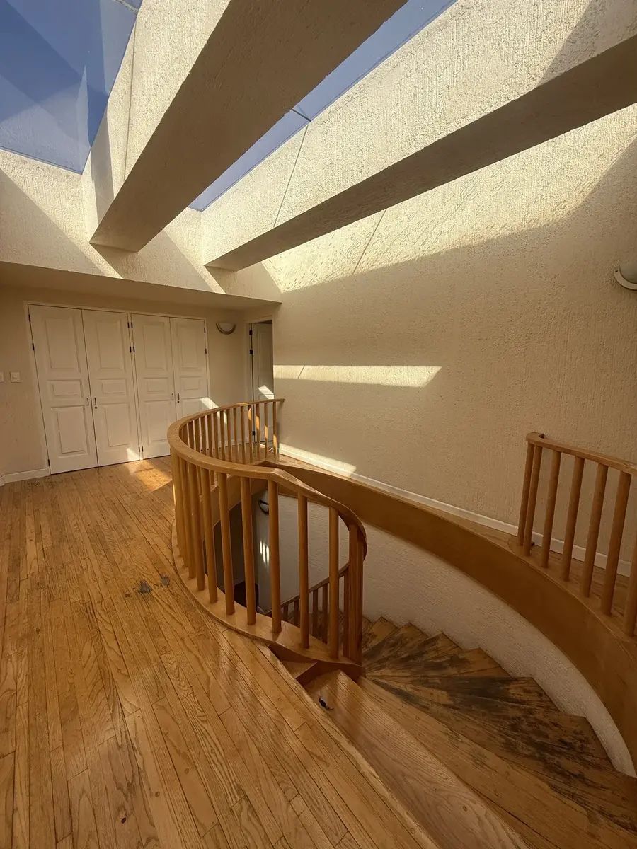 19 of 28: hermosas escaleras y pisos de madera