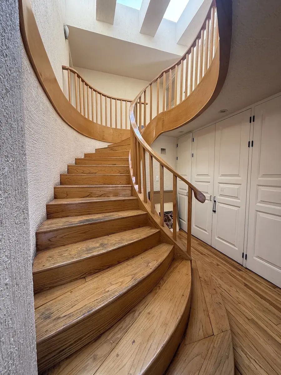 20 of 28: Escalares hecha en madera