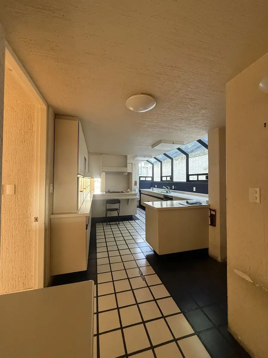 3 of 28: Cocina amplia con gran capacidad de almacenamiento