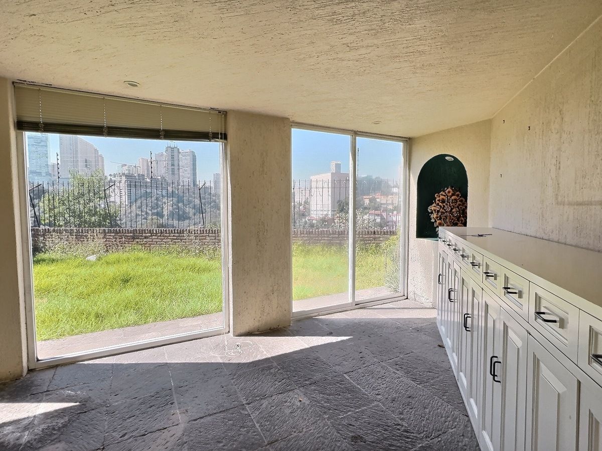 18 of 28: Área social privada con vista al jardín interno