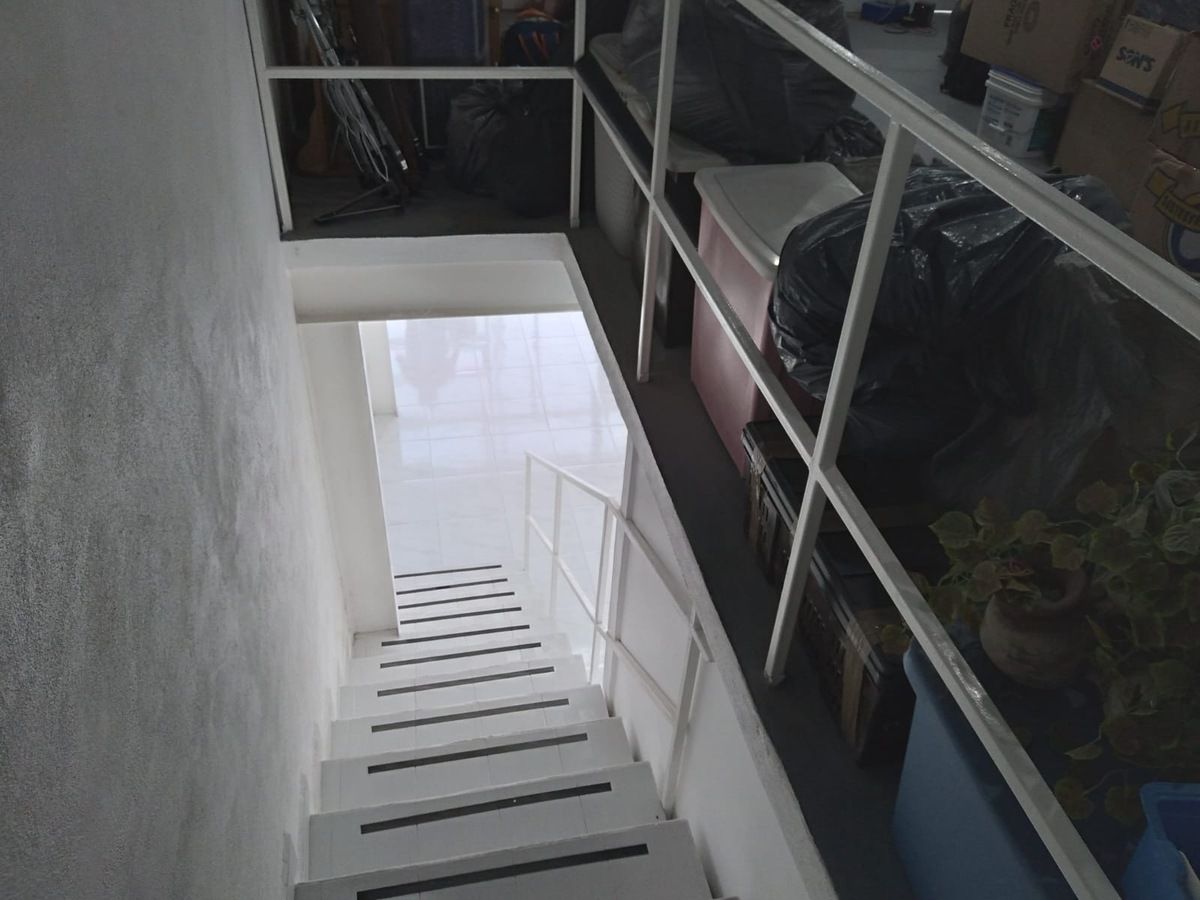 2 de 9: Escalera tapanco