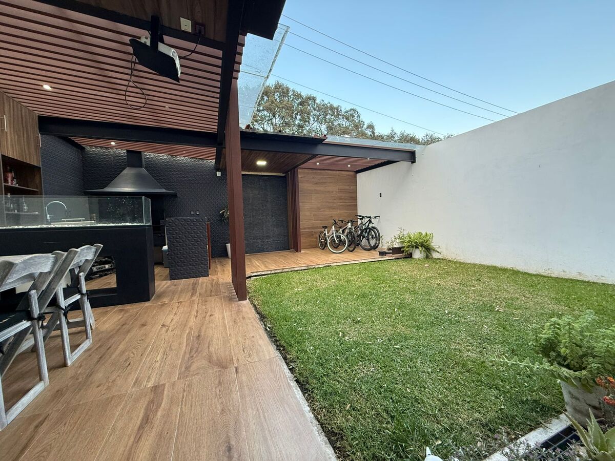 9 of 35: Patio - Jardín