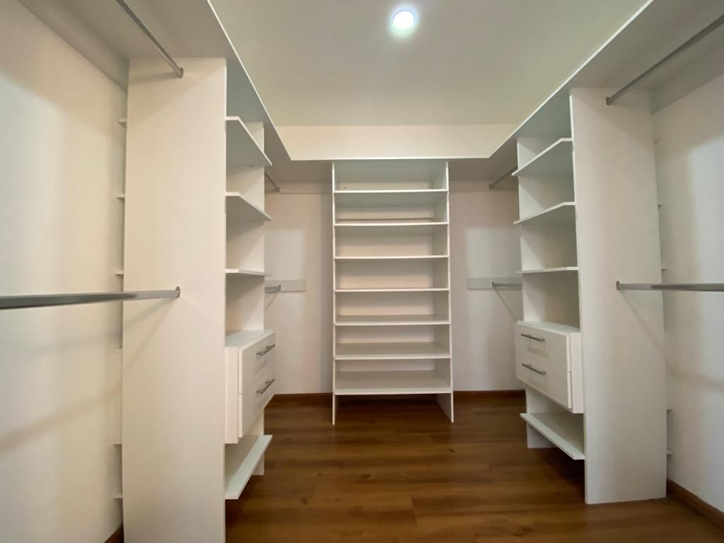 24 de 35: Vestidor recámara principal