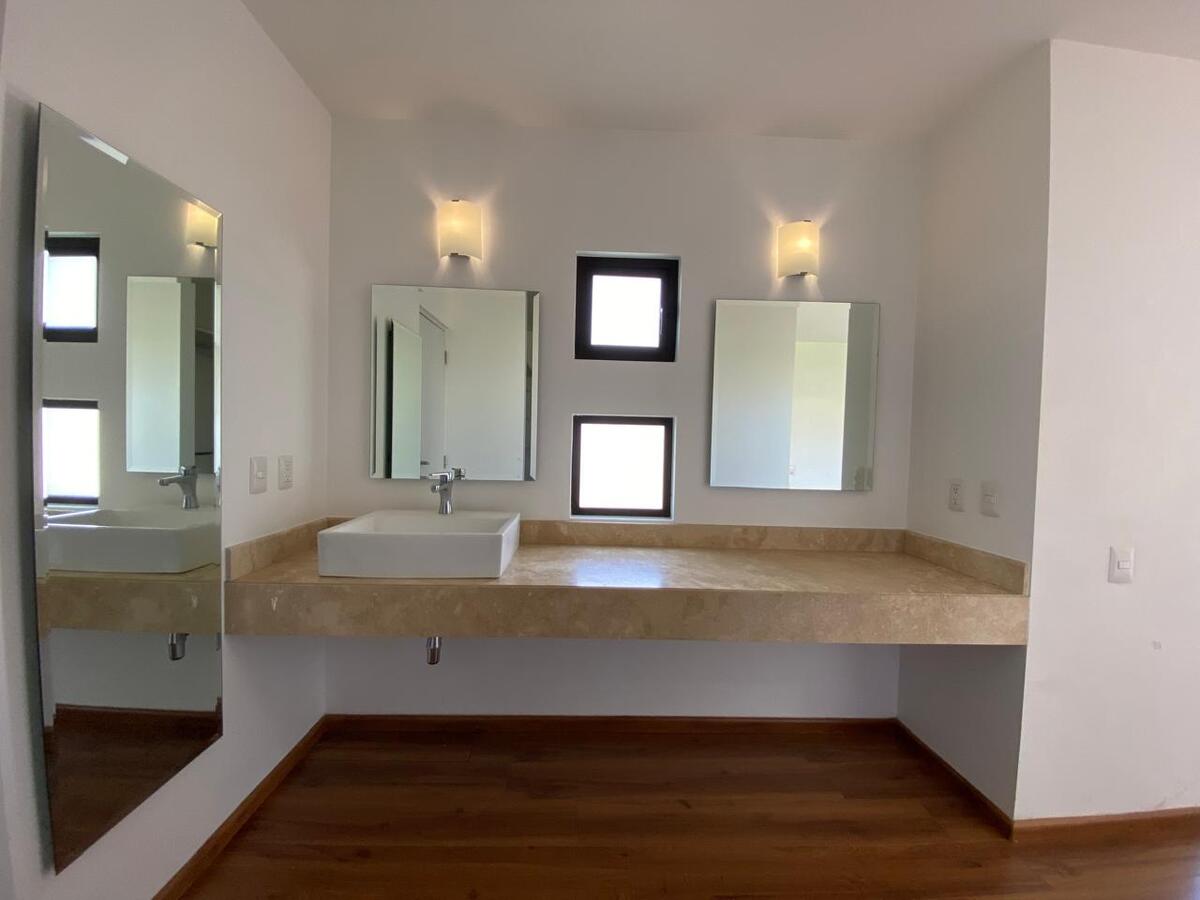 24 of 35: Baño recámara principal