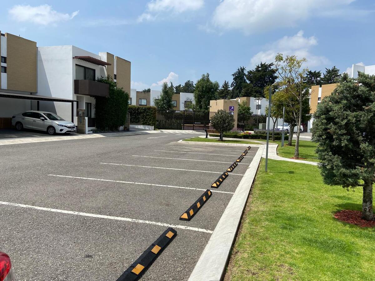 32 of 35: Estacionamiento de visitas