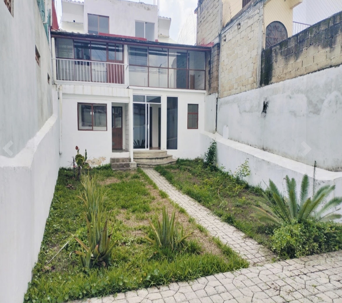 2 of 15: Patio trasero