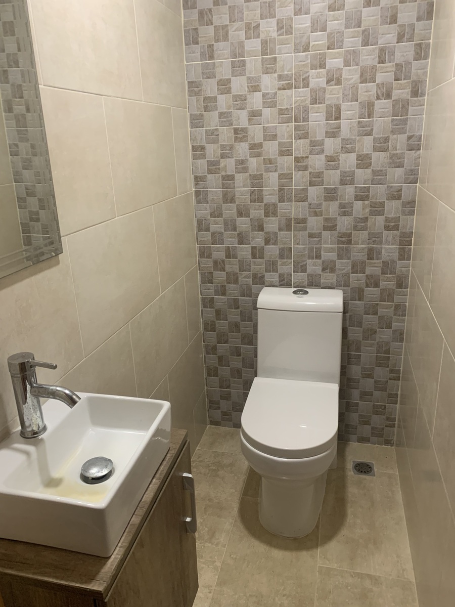 8 de 17: Bano de Invitados