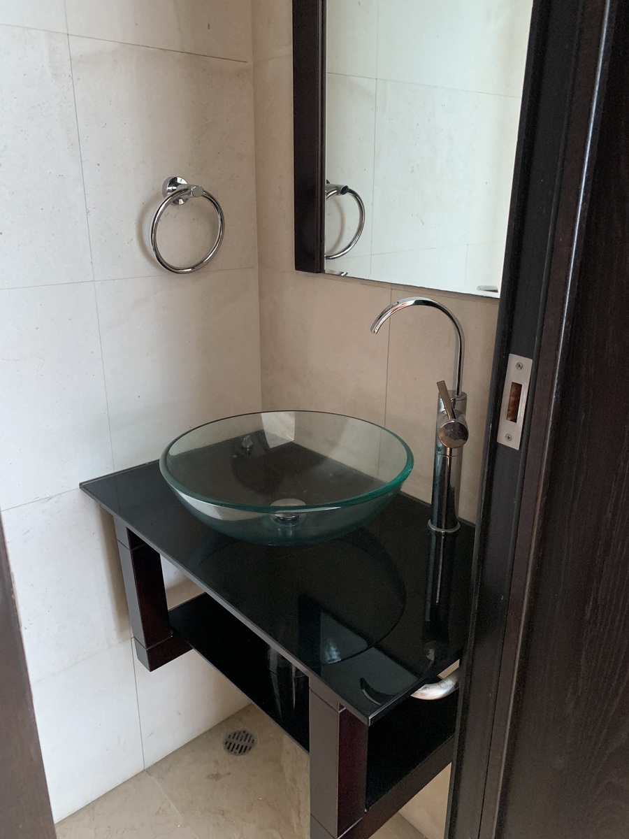 9 de 16: Baño de Visitas