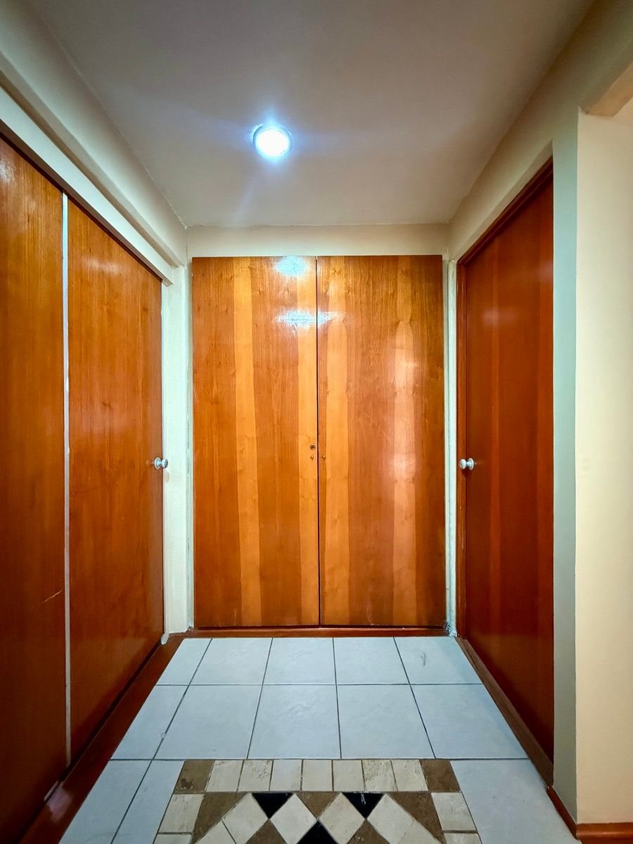 16 of 48: Vestíbulo interior