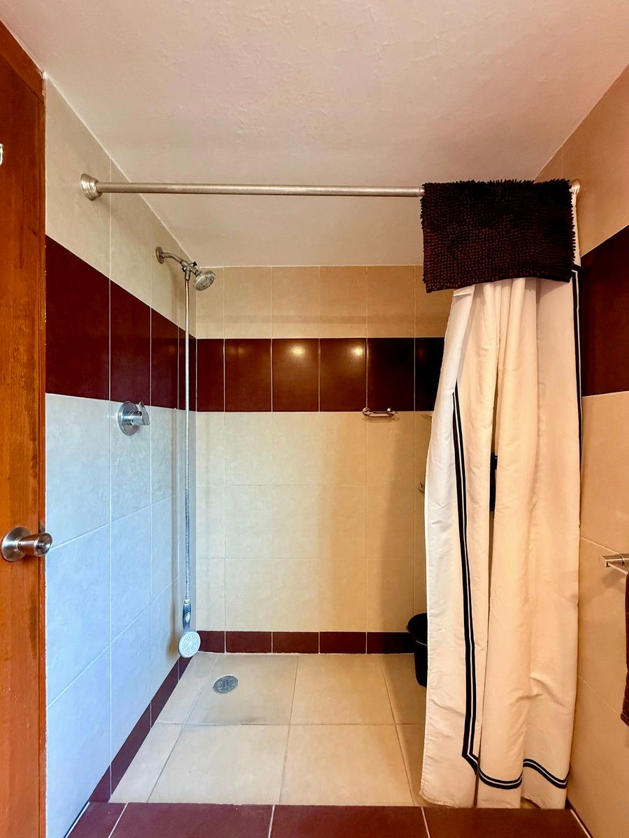 40 of 48: Baño recámara principal