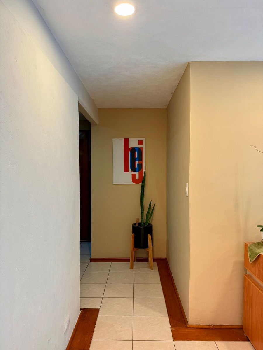 4 of 48: Vestíbulo interior