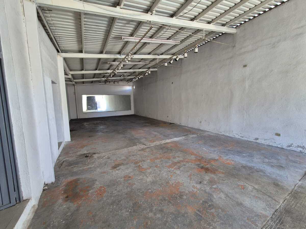 6 of 12: Area de bodega