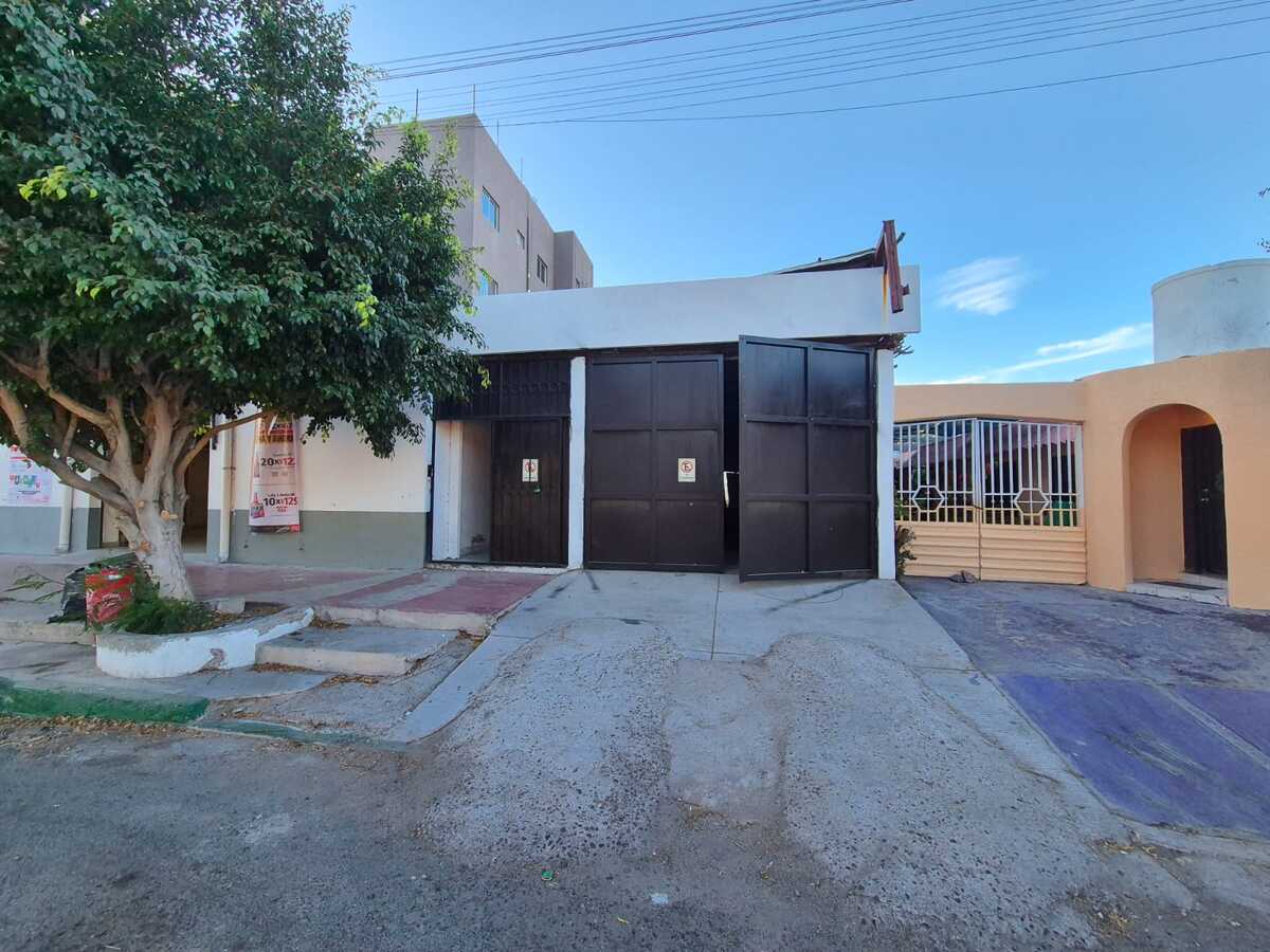 1 of 12: Fachada principal