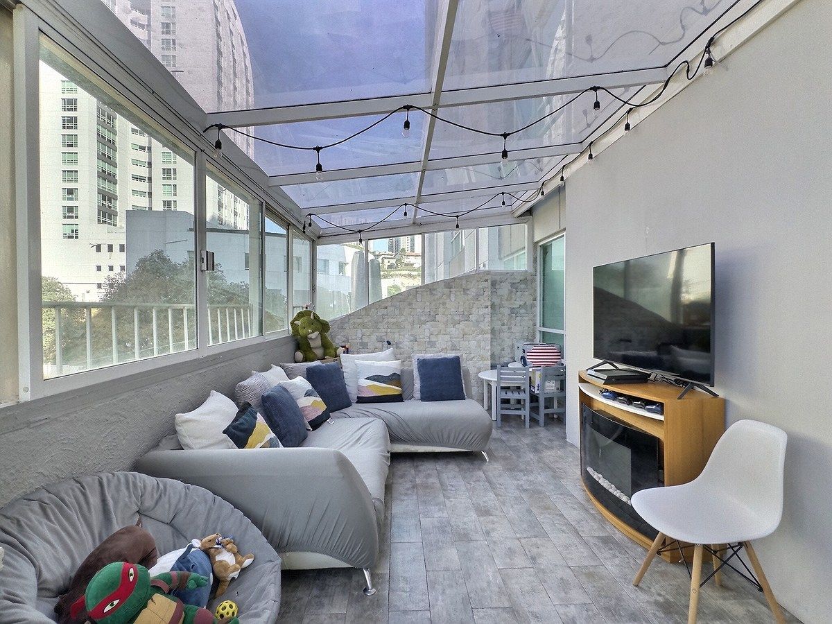 6 of 34: Terraza con techo