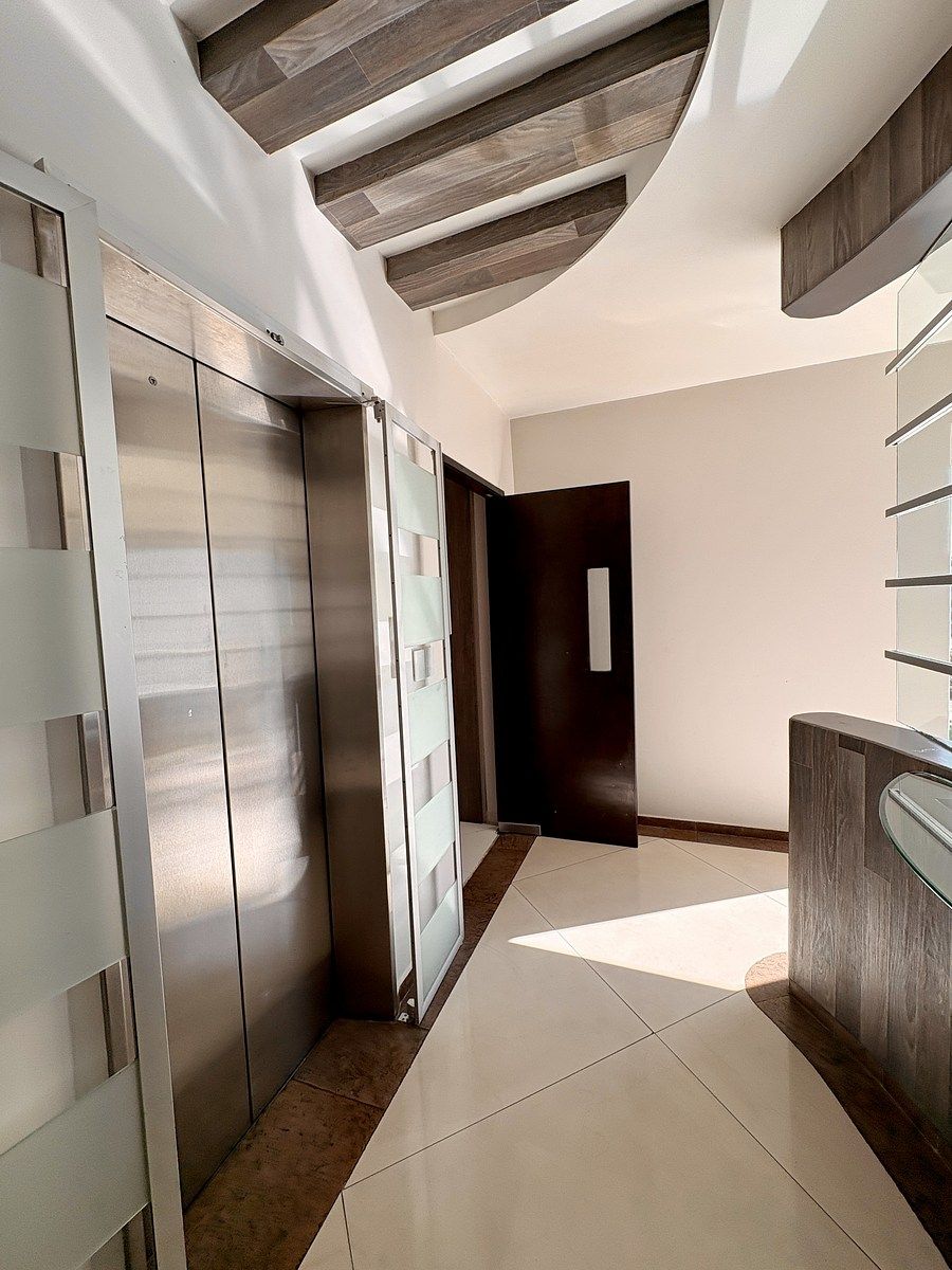 2 de 34: Entrada al Departamento