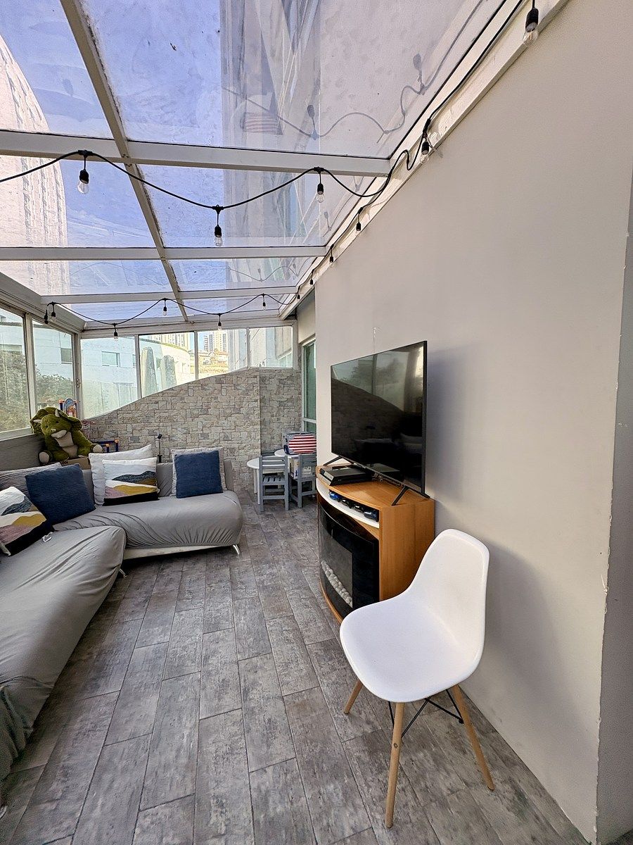 7 of 34: Terraza con techo