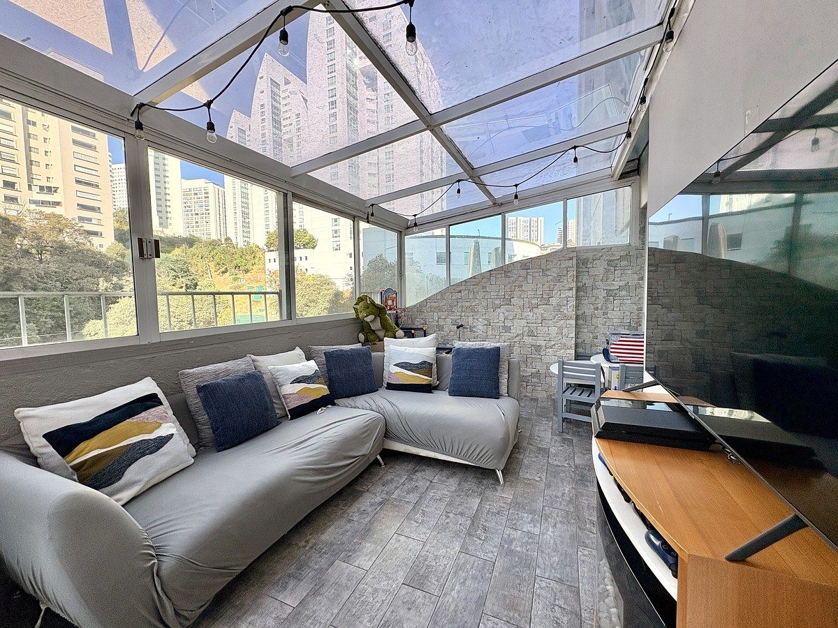 8 of 34: Terraza con techo