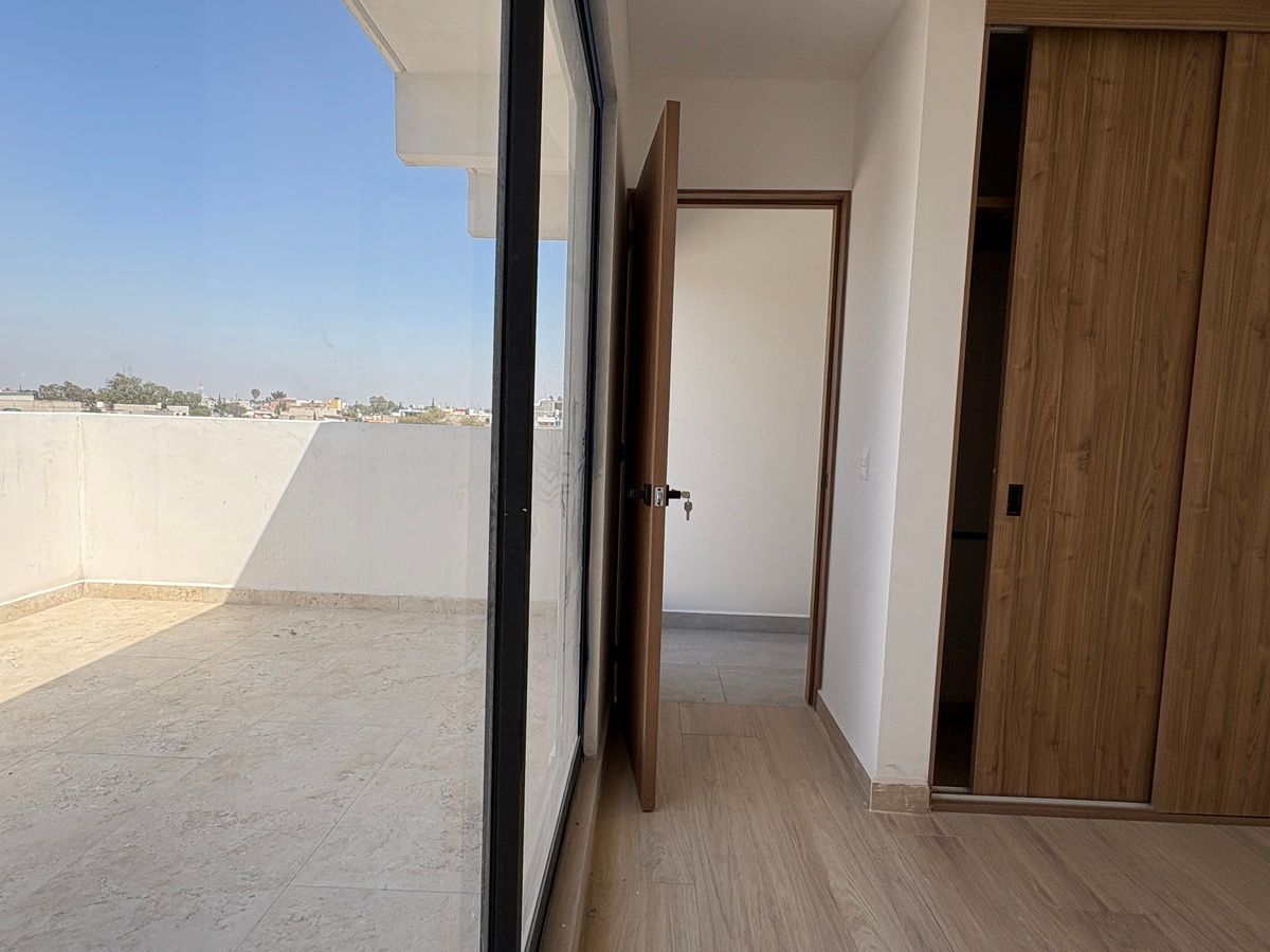 3 of 15: Recámara con closet de pared