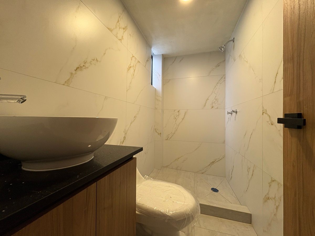 10 of 15: Baño con ducha