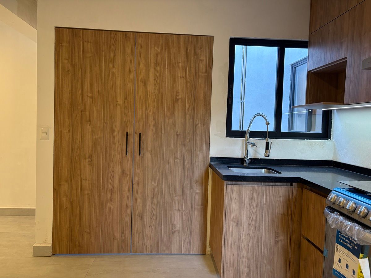 11 of 15: cocina con amplio mueble para almacenar